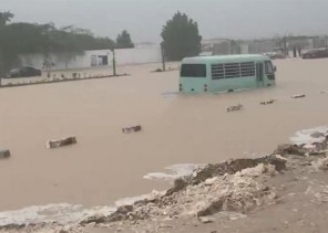 شاهد: الأمطار تغمر شوارع جدة وتتسبب في إعاقة الحركة المرورية