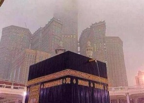 شاهد: هطول أمطار الخير والبركة على الحرم المكي الشريف