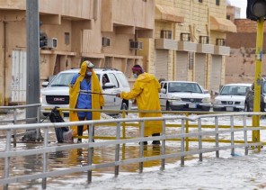 شاهد: مياه الأمطار الغزيرة تغرق شوارع رئيسية في حفر الباطن