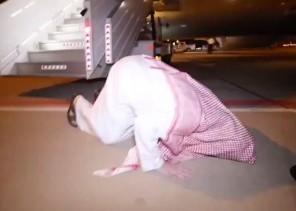 سجد على الأرض .. شاهد: لحظة نزول تركي آل الشيخ من الطائرة قادماً من أمريكا