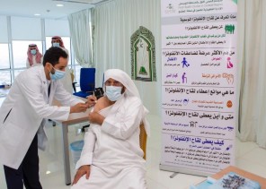 وزير الشؤون الإسلامية يطلق حملة تطعيم ضد الانفلونزا الموسمية