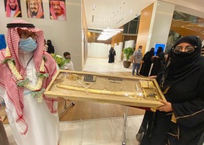 الفنانة التشكيلية المعروفة الأستاذة بشرى السيد سفيرة الفن التشكيلي والنوايا الحسنة تكرم الزميل إبراهيم النعمي