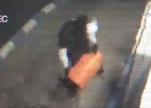 باستخدام أسطوانة غاز .. بالفيديو: مواطن يحاول سرقة ماكينة صراف آلي في حائل .. والجهات الأمنية تطيح به!