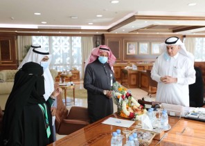 في اهتمام يبرز حرص القيادة على دعم المنتج المحلي : الفل والكادي على طاولة وزير البيئة والمياه والزراعة