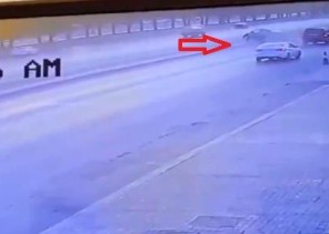 بالفيديو: حادث اصطدام مروع بين سيارتين على طريق بالرياض