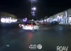 بالفيديو: حادث تصادم بين مركبتين في تقاطع إشارة مرورية بالرياض