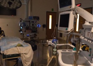 أول اجراء من صحة جدة تجاة جرّاح شهير تسبب في معاناة شاب بعد عملية تكميم المعدة