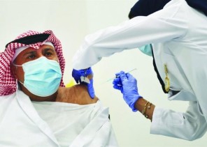 بالفيديو: مواطن تلقى لقاح كورونا يكشف تجربته مع عملية التطعيم .. ورسالة هامة للمترددين في تلقيه!