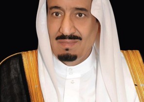 خادم الحرمين الشريفين .. أدوار قيادية وتاريخية في مسيرة العمل الخليجي وصون أمنه