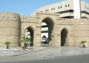 بني قبل أكثر من 500 عام .. شاهد: قصة “باب مكة” الذي حمت المدينة من الغزاة