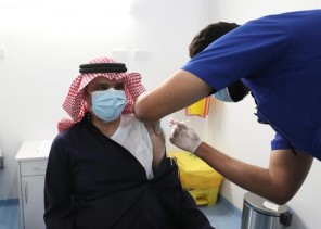 وزير التعليم السابق يتلقى جرعة لقاح كورونا في مركز اللقاحات بالرياض