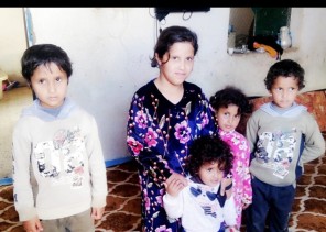 بالصور: 5 أطفال أيتام يعيشون في قرية العرادية في حائل داخل بيت شعبي لا يأويهم من الأمطار .. والشمال تناشد وزير الموارد البشرية!