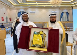 متوسطة التحفيظ وثانوية الأرقم بن أبي الأرقم بخميس مشيط يكرمان الشيخ منصور القنوي والأستاذ سلطان المساعد لتقاعدهما