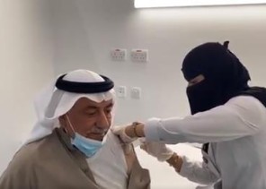 بالفيديو: لحظة تلقي الدكتور إبراهيم العساف الجرعة الأولى من لقاح كورونا