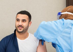 صورة: لحظة تلقي نائب وزير الدفاع الأمير “خالد بن سلمان” الجرعة الأولى من لقاح كورونا