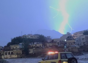 مدني جازان : يحذر من التقلبات والظواهر الجوية المصاحبة ويهيب بإتباع ارشادات السلامة ويحذر بعدم المجازفة والبقاء في بطون الاودية او قطع مياه السيول