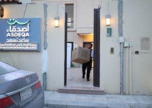 جمعية أصدقاء لاعبي كرة القدم الخيرية تقوم بتوزيع “كسوة الشتاء”