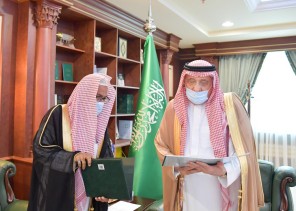 سمو أمير منطقة جازان يتسلم تقرير جهود ومشاريع جمعية الأمير محمد بن ناصر للإسكان الخيري ..