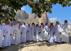 محافظ المخواة يزور قرى الملاليح ويفتتح معرضها