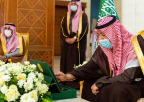سمو أمير الباحة يدشن أول موسوعة للأدب الشفهي والطب الشعبي على مستوى المملكة بـ 3 مجلدات استغرقت 8 سنوات لإنجازها
