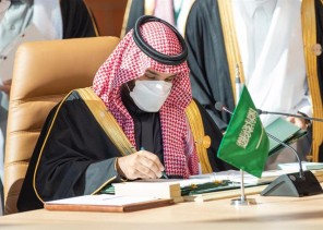 بعد أن لفتت الانتباه .. الكشف عن مكونات وسعر كمامة ولي العهد التي ارتداها في القمة الخليجية