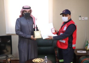 مدير عام الهلال الأحمر بالجوف يكرم بعض الموظفين المميزين
