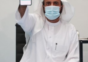 شاهد: وزير الصحة يعرض الجواز الصحي عبر تطبيق (توكلنا) بعد استكمال الجرعة الثانية من لقاح كورونا