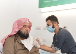 الرئيس العام لـ”هيئة الأمر بالمعروف” يتلقى الجرعة الأولى من لقاح كورونا