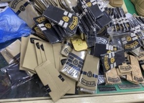 اللجنة الأمنية في إمارة الرياض تغلق 4 محالّ وتضبط 5000 قطعة من الأنواط والرتب والشعارات العسكرية المخالفة