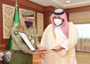 سمو نائب أمير منطقة جازان يتسلم التقرير السنوي لجهود وإنجازات إدارة الجوازات بالمنطقة..