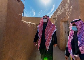 أمير منطقة الحدود الشمالية يتفقد قصر الملك عبدالعزيز التاريخي في مركز إمارة لينة – صور