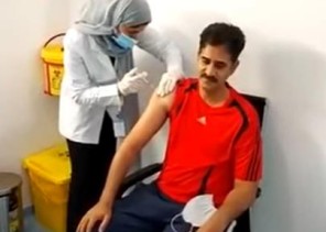 شاهد: أول فيديو لـ”مواطن يتلقى الجرعة الثانية للقاح كورونا على أيدي ابنته!