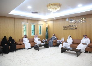 لدعم الطلاب والطالبات في التعليم عن بعد .. مدير تعليم صبيا يدشن تسليم 2237 جهازا لوحيا للمرحلة الابتدائية