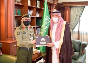سمو الأمير محمد بن ناصر يتسلم التقرير السنوي لجهود وإنجازات جوازات منطقة جازان ..