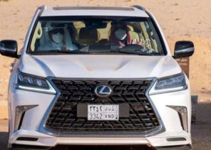 شاهد: ولي العهد يصطحب أمير قطر في جولة خاصة بالسيارة في العلا التاريخية