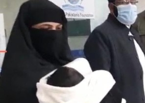 القنصلية الباكستانية في جدة تنظم لم شمل الرضيع ” عبدالله ” مع والديه