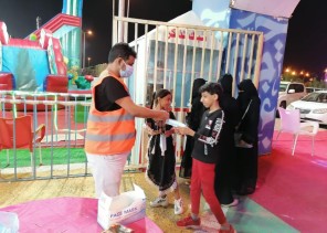 الفرق التطوعية بأمانة منطقة جازان تطبق الإحترازات الصحية لكورونا في المراكز التجارية بالمنطقة