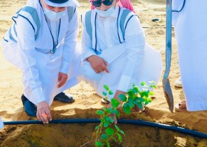 مكتب وزارة الرياضة بمنطقة جازان يشارك في حملة التشجير “لنجعلها خضراء”بمدينة جيزان
