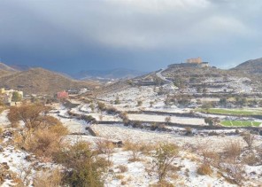 بالصور .. قرى أبها تتوشح بالبياض .. والأرصاد تحذر من سيول