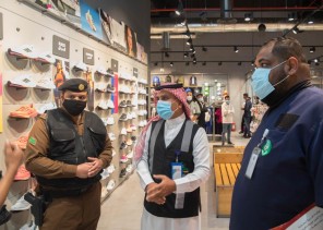 صحة الرياض بالتعاون مع أمانة الرياض والجهات الأمنية تكثف الجولات الرقابية لرصد مخالفات الإجراءات الاحترازية في المراكز التجارية