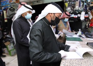 رئيس بلدية محافظة القريات يتفقد عدداً من المنشآت التجارية للتأكد من تطبيق الإجراءات الاحترازية