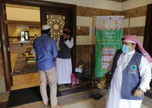 متطوعو جمعية أجياد للدعوة يشاركون في تطبيق الإجراءات الاحترازية في صلاة الجمعة