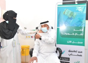 محافظ صامطة يفتتح مركز لقاحات كورونا بمستشفى المحافظة ويتلقى الجرعة الأولى