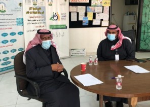 تراحم تبوك توزع شرائح بيانات على أبناء وبنات مستفيديها بمحافظة حقل