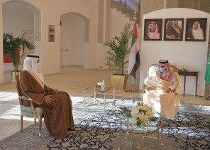 إنفاذا لأمر خادم الحرمين الشريفين .. سمو وزير الخارجية يسلم الشيخ شخبوط آل نهيان وشاح الملك عبدالعزيز من الطبقة الثانية