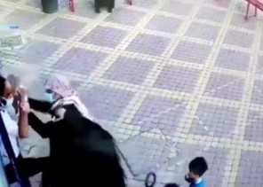 القبض على شخصين اعتديا على حارس أمن لمنعهما من دخول أحد المجمعات التجارية