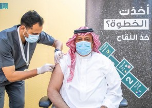 أمير منطقة حائل يتلقى الجرعة الثانية من لقاح كورونا