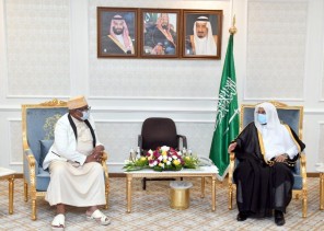 شاهد .. وزير الشؤون الإسلامية يستقبل وزير العدل والشؤون الإسلامية بجمهورية جزر القمر المتحدة