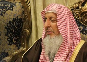 نيابة عن المؤذن .. شاهد: مفتي عام المملكة يرفع الأذان من جامع الإمام تركي بن عبدالله بالرياض