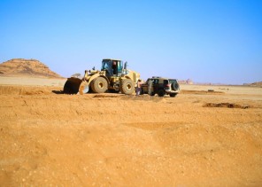 القوات الخاصة للأمن البيئي توقف مخالفين لنظام البيئة بنقل الرمال وتجريف التربة في موقعين بالرياض